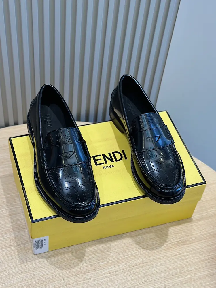 FENDI Men’s black leather loafers