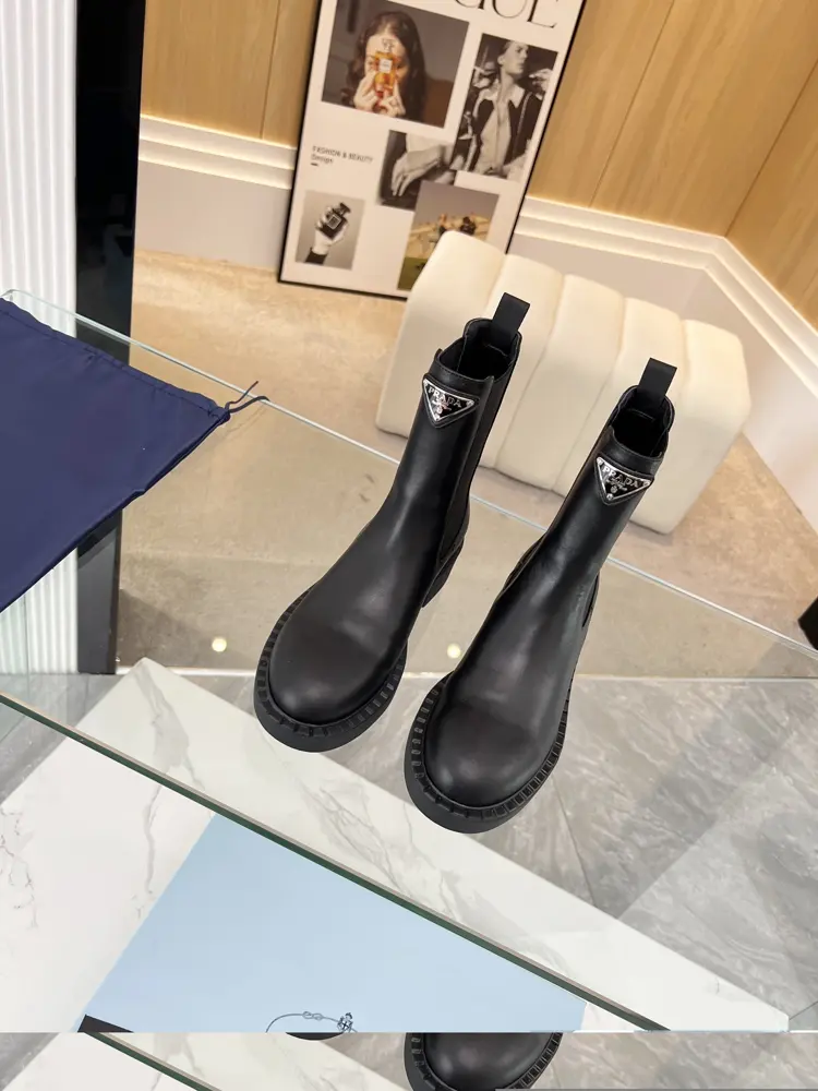 SSS launches Prada short boots series PRADA early autumn and winter catwalk show Internet