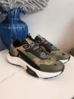 Valentino’s latest couple’s casual sneakers