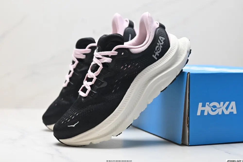 The HOKA brand comes from the Maori language of New Zealand. HOKA means earth 1147930