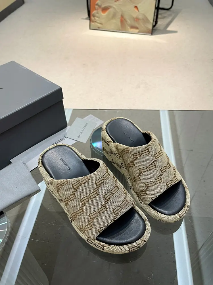 Balenci*ga Balenciaga 2024 summer new thick-soled wedge slippers. Invincible