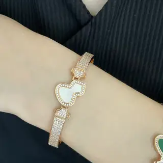 qeelin white mother-of-pearl gourd bracelet