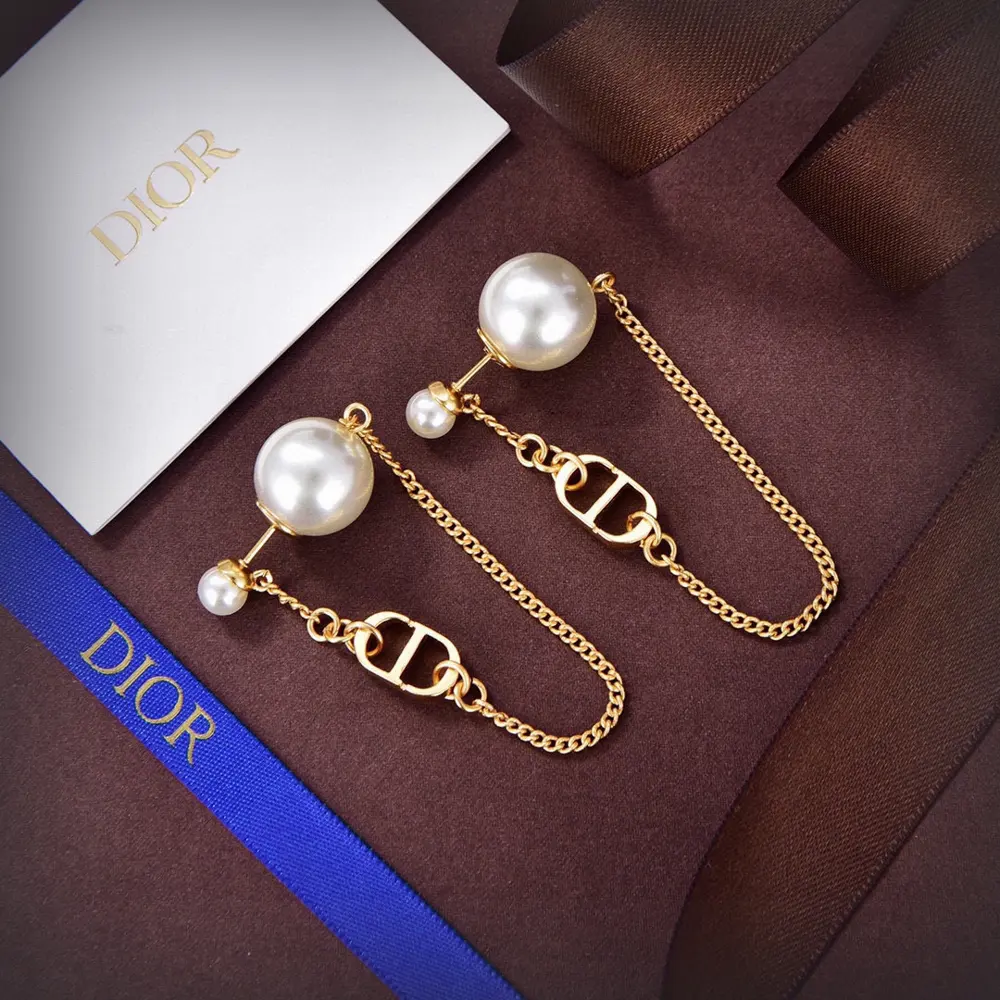 Dior new style Dior new butterfly earrings loved by all the top brands. The metal texture