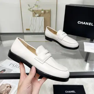 Chanel loafers are full of retro style. The delicate shoe shape is very pleasing to the