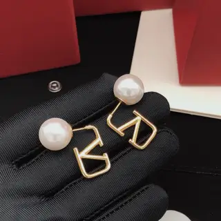 Valentino earrings with glossy pearls