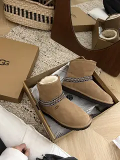 UGG classic and versatile