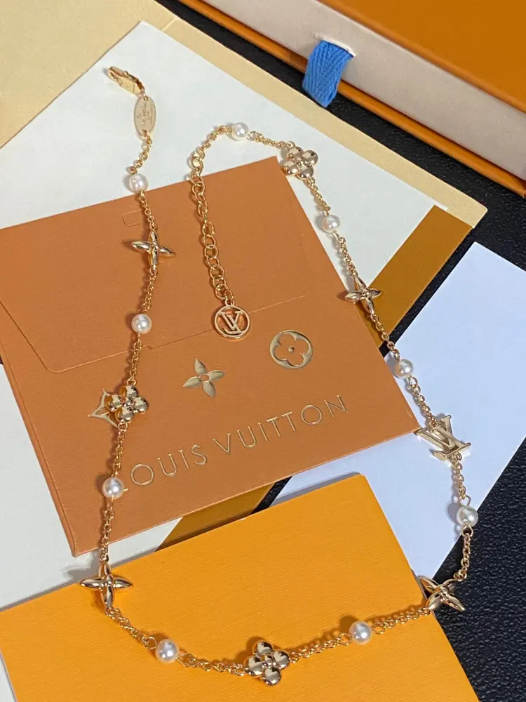 Louis Vuitton classic floral design double flower design pendant necklace