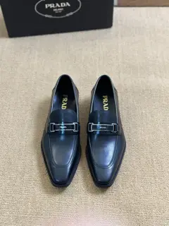 Prada casual shoes are synchronized with the counter