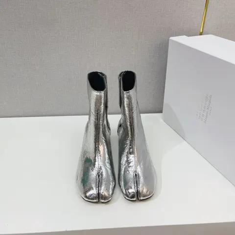 Maison Margiela. Internet celebrity recommended split-toe women’s boots Fabric: imported