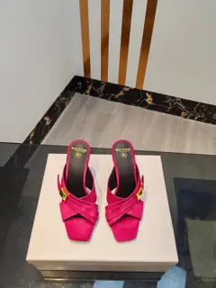 Balmain’s latest spring and summer catwalk suede high-heeled slippers