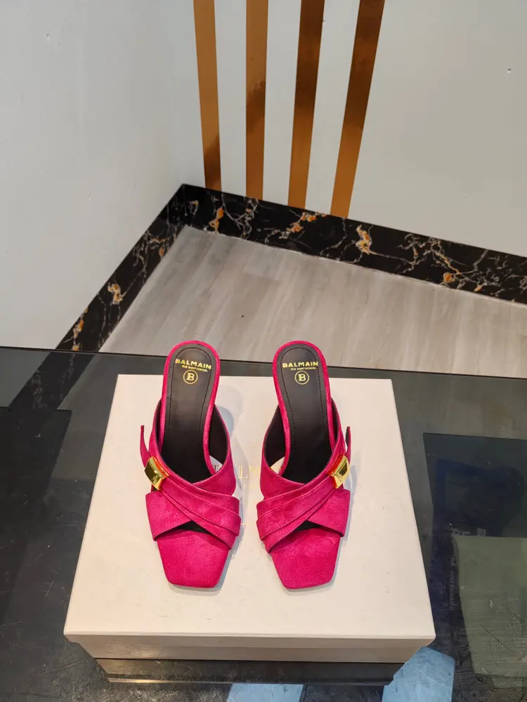 Balmain’s latest spring and summer catwalk suede high-heeled slippers