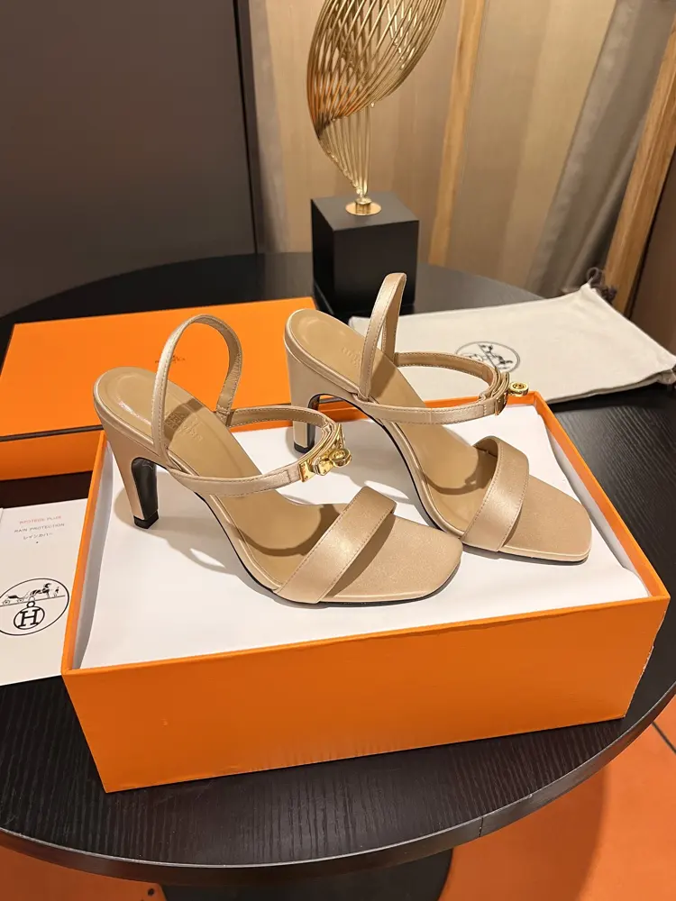 Continue the classic Hermes Classic H High Heel Sandal Series——————————Fashionable