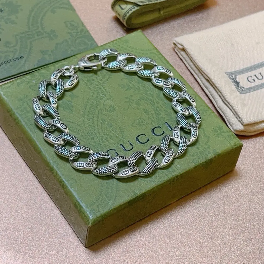 The latest classic Gucci bracelet. Exquisite. Both the style and texture are absolutely