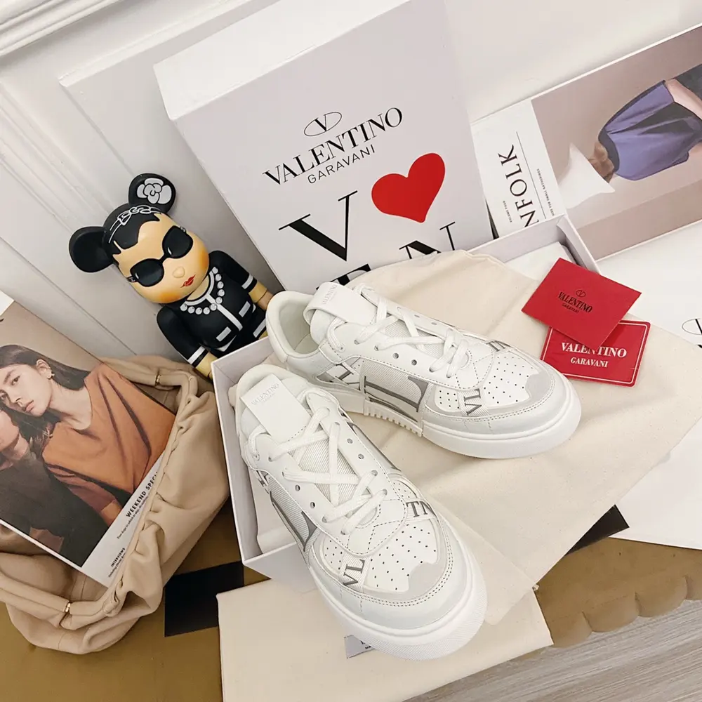 Valentino ONE STUD calfskin lace-up sneakers. Soft nappa leather low-top sneakers Classic