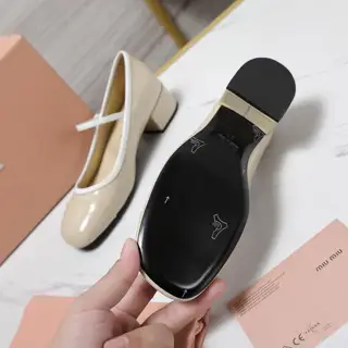 Miu Miu Miu new arrival~Colorblock thick heel round toe Mary Jane pearl buckle shoes