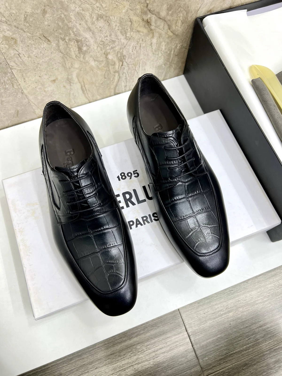 Berluti men’s hand-brushed formal leather shoes are shipped. Selected high-quality imported