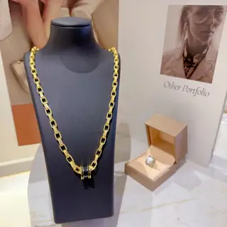 Bvlgari DIVAS’ DREAM series is in perfect condition and has invincible details. The unique