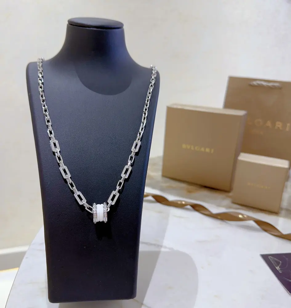 Bvlgari DIVAS’ DREAM series is in perfect condition and has invincible details. The unique