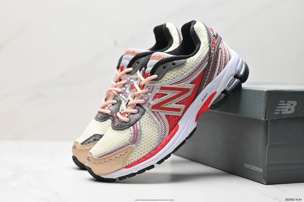 New Balance Paying tribute to the retro luxury sedan ML860DE2