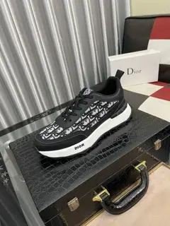 Dior casual sports shoes Fashionable and versatile