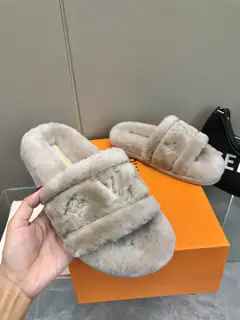 Louis Vuitton Autumn and Winter Plush Slippers Super cute