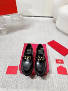 Valentino’s latest series of V-neck fire rivet metal element shoes