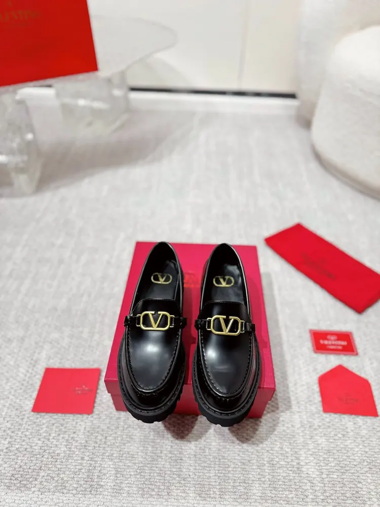 Valentino’s latest series of V-neck fire rivet metal element shoes