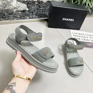 Chanel early spring sandals and dancing shoes series new loafers full of retro style