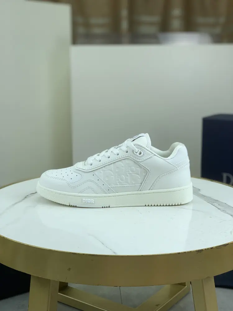 Dior B27 couple sneakers are new products in this series. (Dior) B27 sneakers