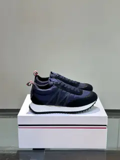 Moncler low-top sneakers are designed for outdoor running or urban walking. Classic series