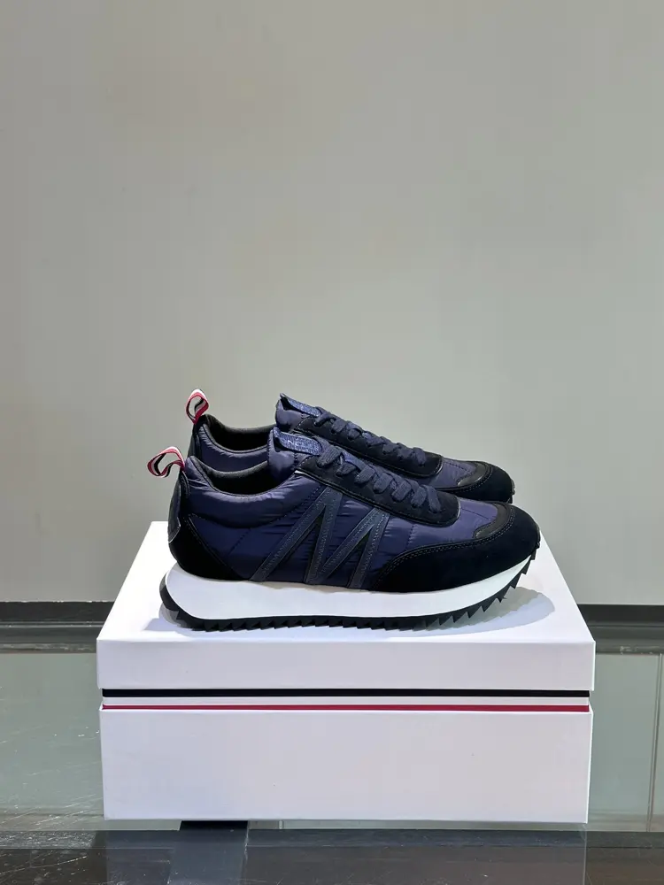 Moncler low-top sneakers are designed for outdoor running or urban walking. Classic series