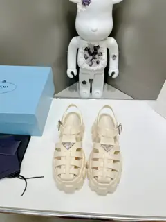 Prada is super popular. Prada’s latest spring and summer 2023 sawtooth Roman braided