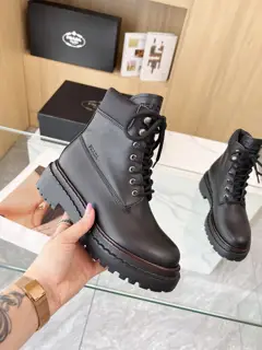 PRADA New Prada 2024 Fall/Winter catwalk boots. Original Taikoo Hui purchase