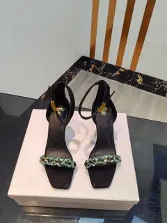 Balmain’s latest spring and summer catwalk original metal buckle high-heeled sandals