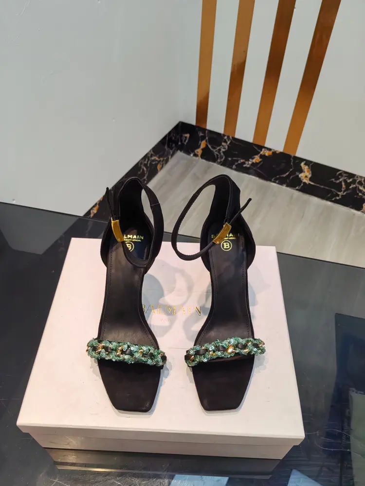 Balmain’s latest spring and summer catwalk original metal buckle high-heeled sandals