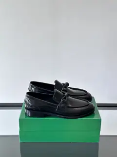 BOTTEGA VENETA new couple’s casual slip-on shoes. This casual slip-on shoe
