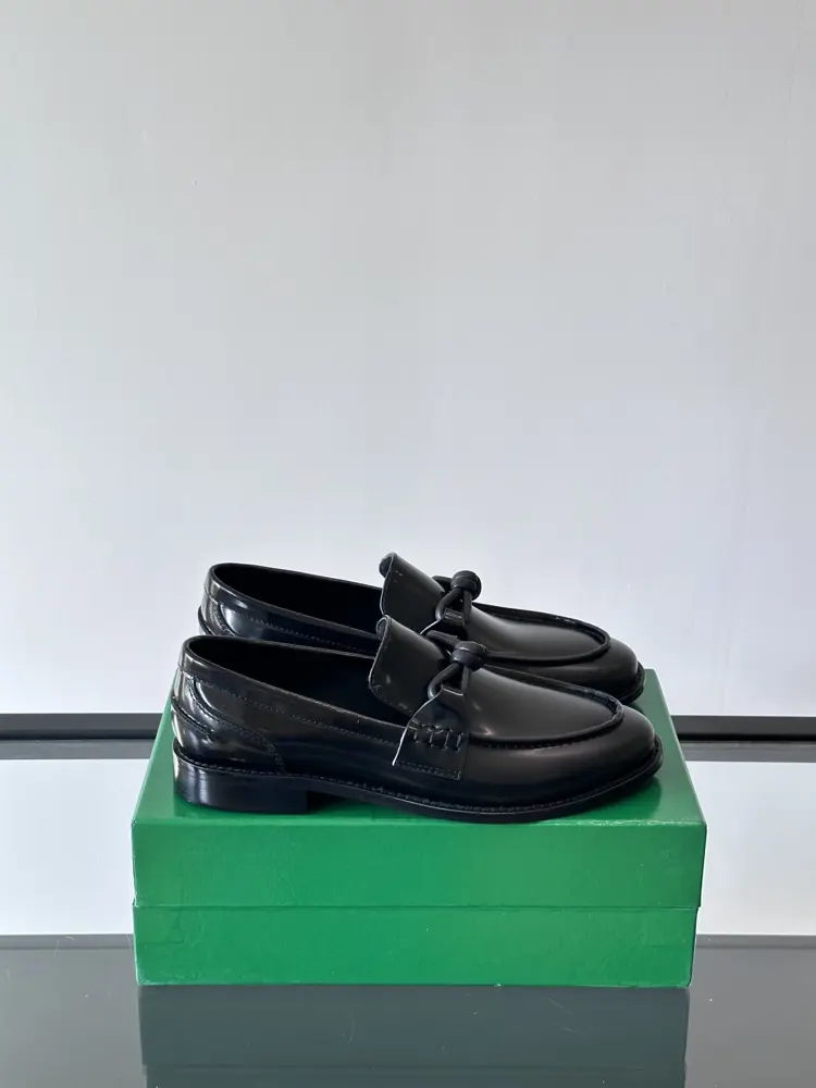BOTTEGA VENETA new couple’s casual slip-on shoes. This casual slip-on shoe