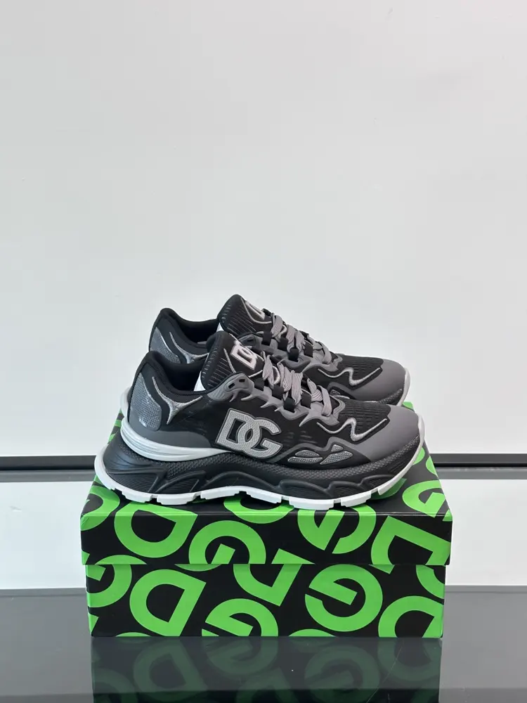 Dolce & Gabbana casual sneakers. The cowhide and mesh design is fashionable and versatile