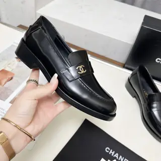 Chanel loafers are full of retro style. The delicate shoe shape is very pleasing to the