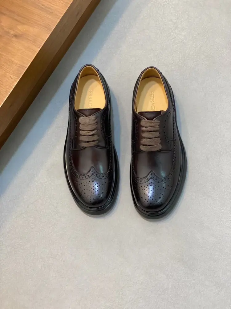 Salvatore Ferragamo Ferragamo height-enhancing leather shoes series are sold at the counter