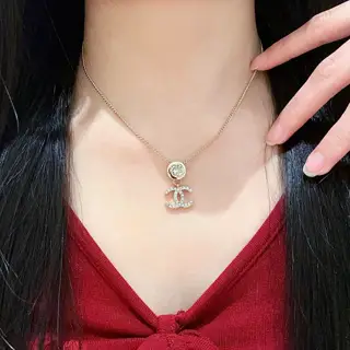 Chanel vintage necklace Chanel’s styles really need no introduction Each one is super