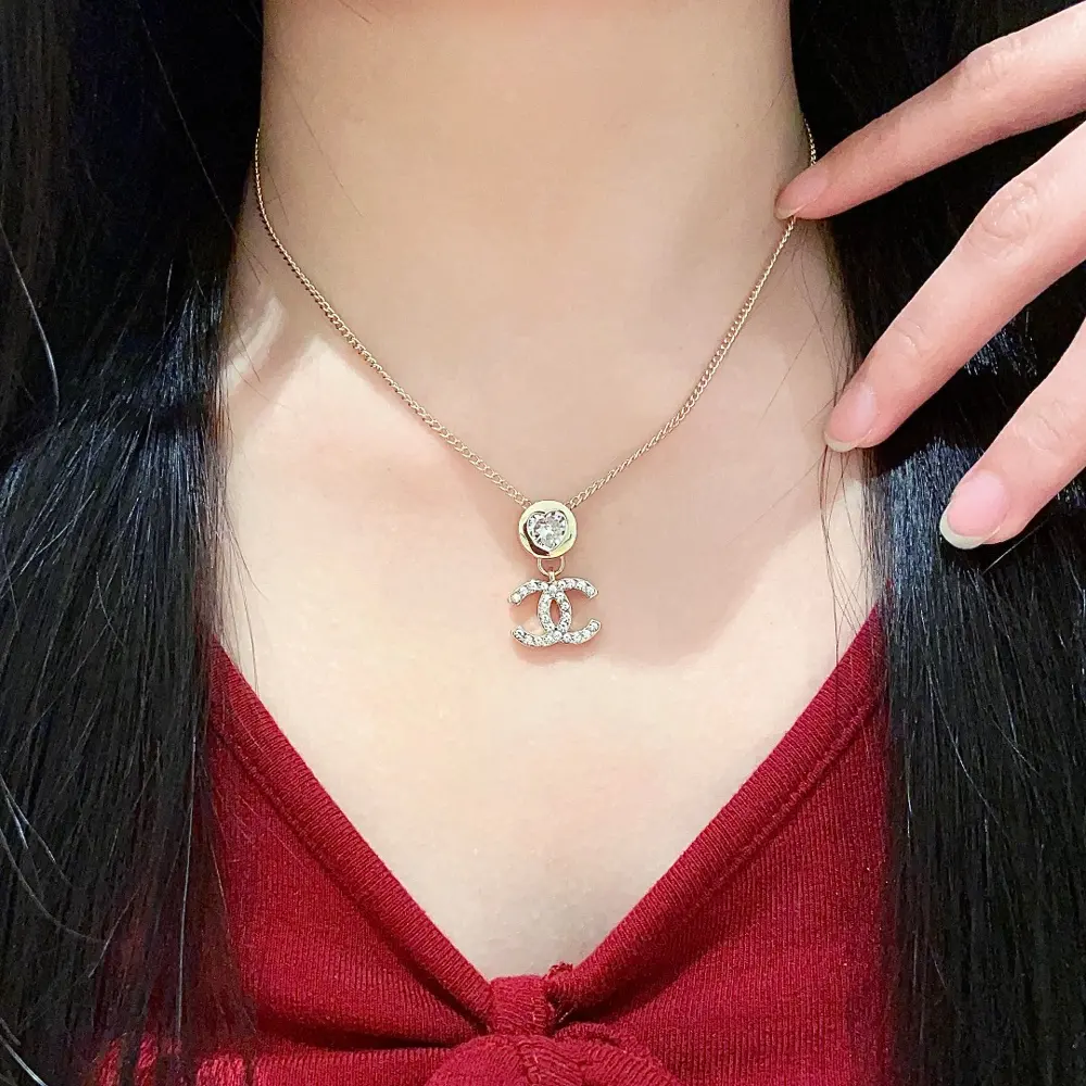 Chanel vintage necklace Chanel’s styles really need no introduction Each one is super