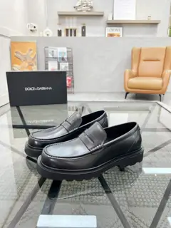 Dolce & Gabbana casual slip-on leather shoes series are sold at the counter at the same