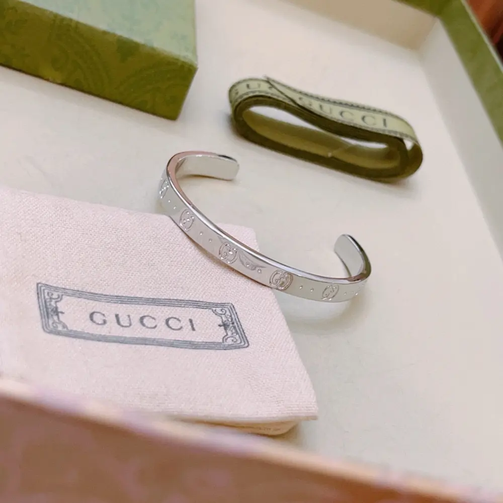 Gucci bracelets are unique and charming. The latest bracelets are of a higher grade. The