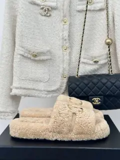 Chanel classic metal big double C furry slippers