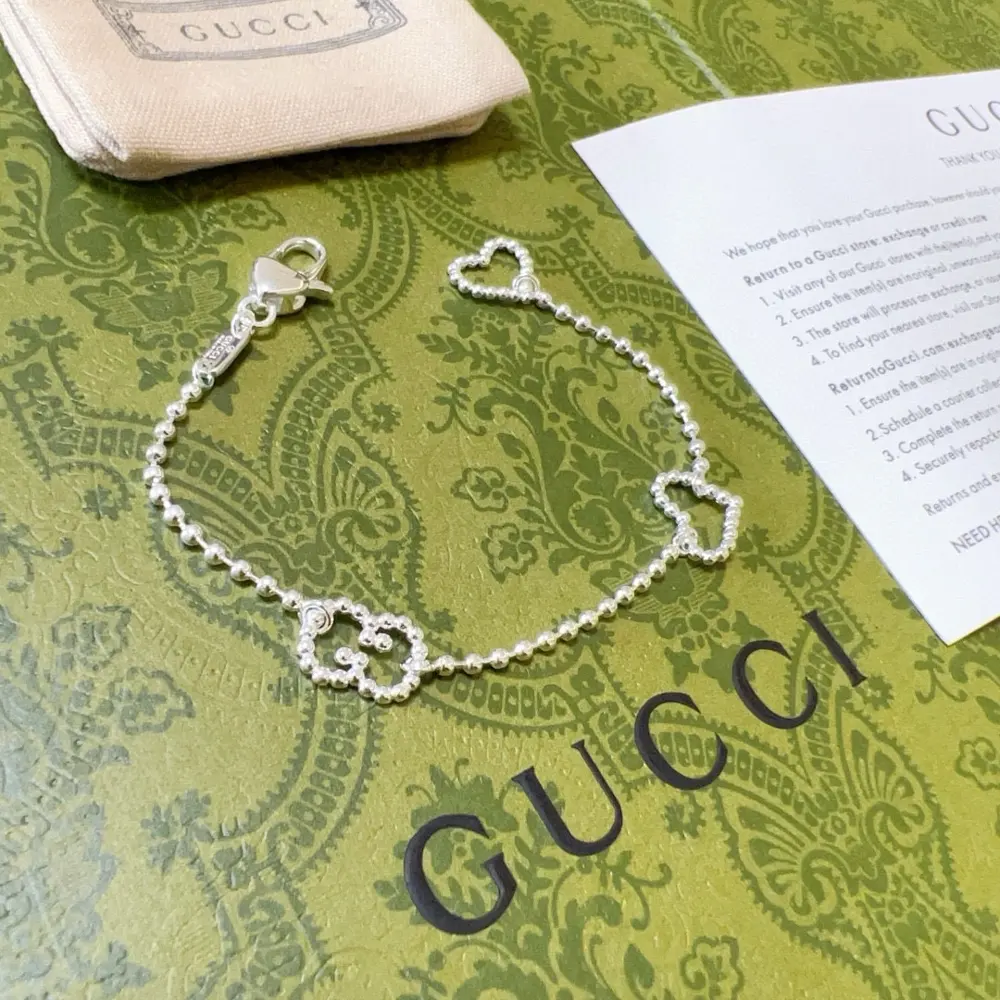The latest classic Gucci bracelet. Exquisite. Both the style and the texture are absolutely