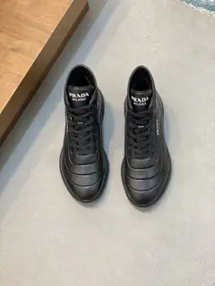 Prada mid-top lace-up Velcro ankle boots are shipped. The finale of the 21st autumn show