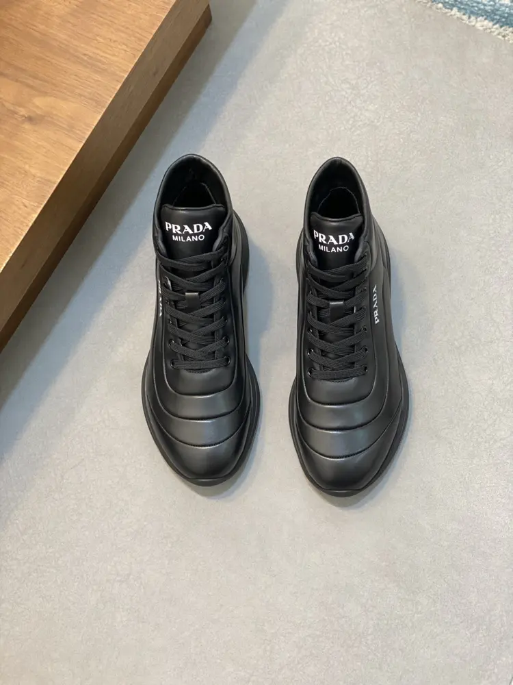 Prada mid-top lace-up Velcro ankle boots are shipped. The finale of the 21st autumn show