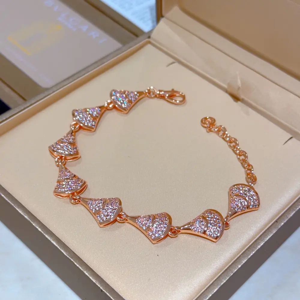Bvlgari DIVAS’ DREAM series is in perfect condition and has invincible details. The unique