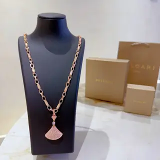 Bvlgari DIVAS’ DREAM series is in perfect condition and has invincible details. The unique